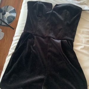 DYNAMITE STRAPLESS BLACK VELVET ROMPER